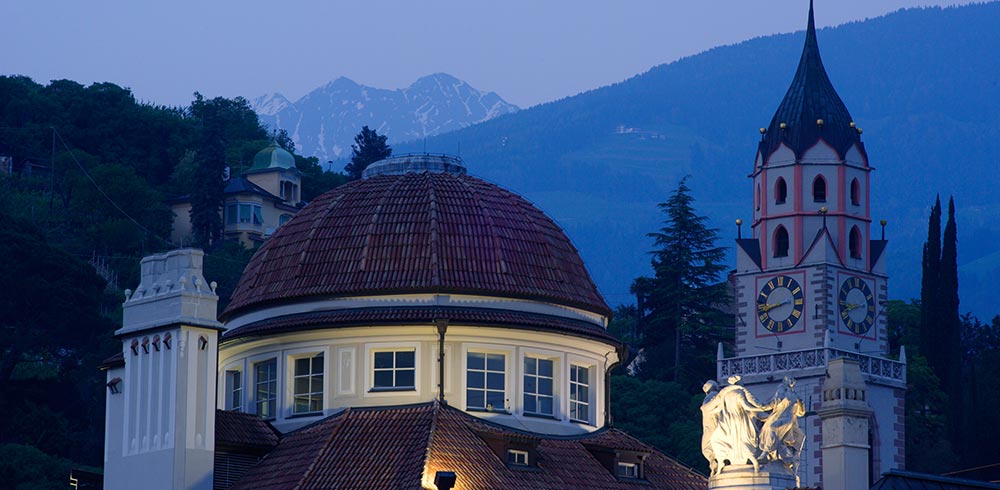 Das Kurhaus und die Pfarrkirche